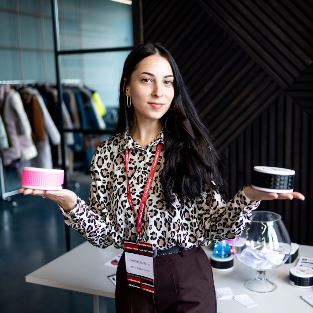 розовая и черная магнитные мешалки для бесконтактного перемешивания растворов